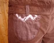 Kalhoty BESI-MA, detail pásku, sedla a kapsy